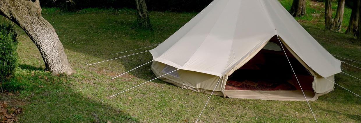 tente sibley dans jardin arboré