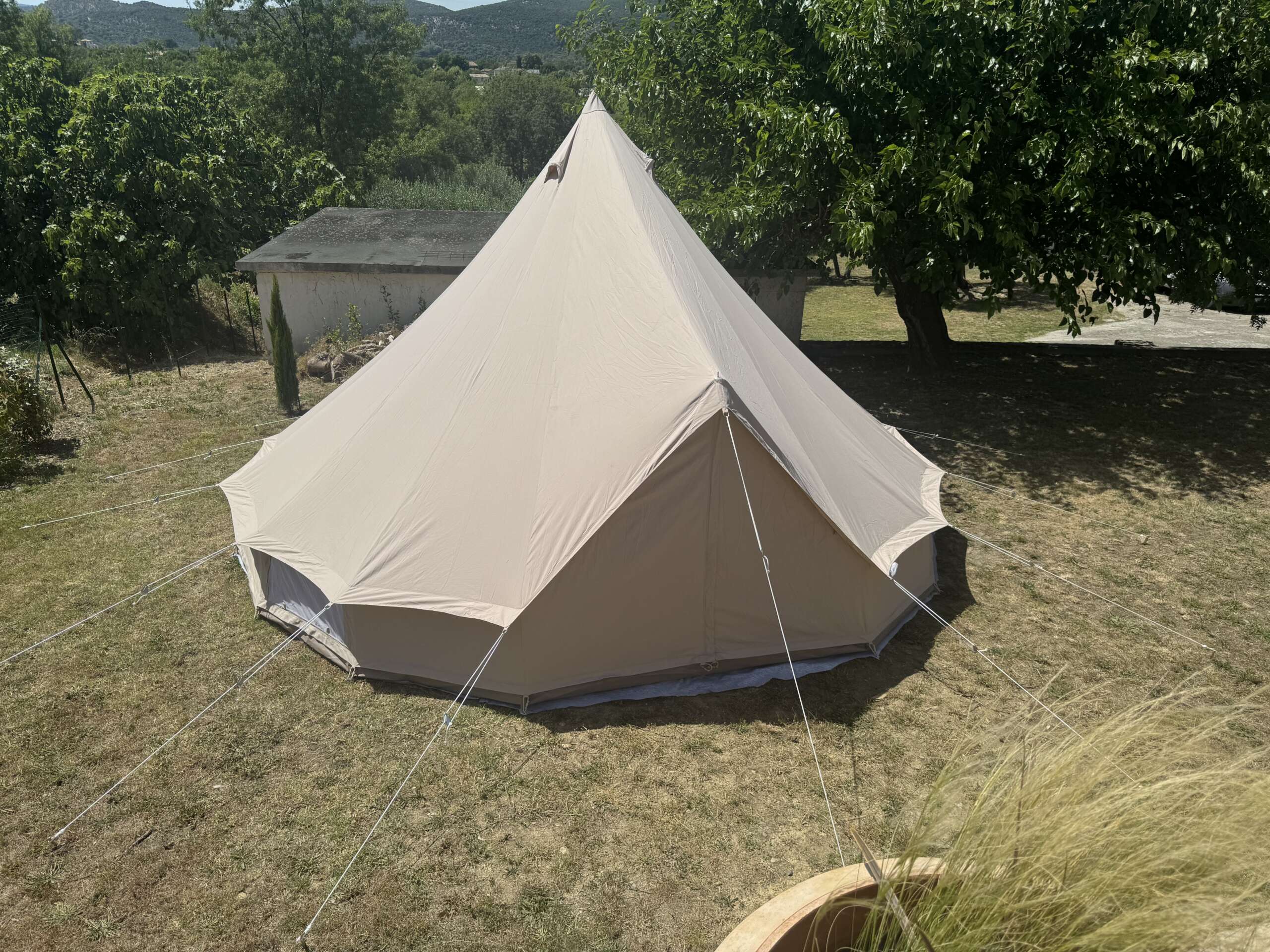 Tente Bell en toile installée en extérieur