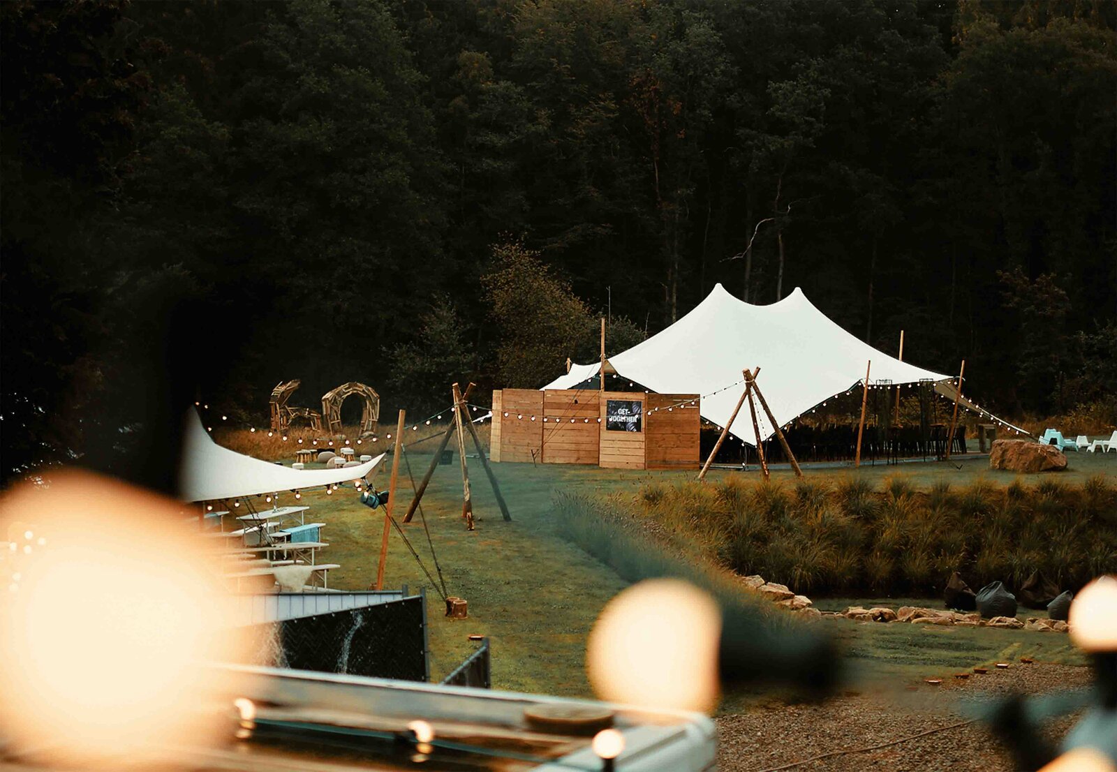 Tente de réception élégante installée en plein air