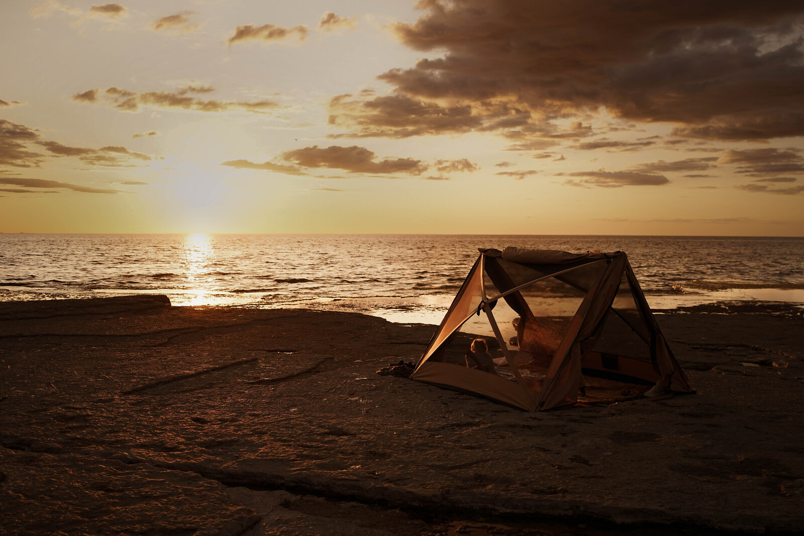 Petite tente de camping compacte installée en pleine nature