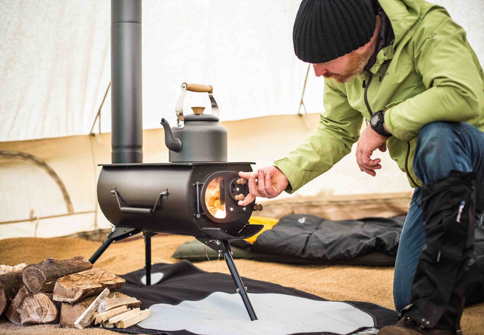 Poêle à bois Anevay Frontier Stove installé dans une tente Bell