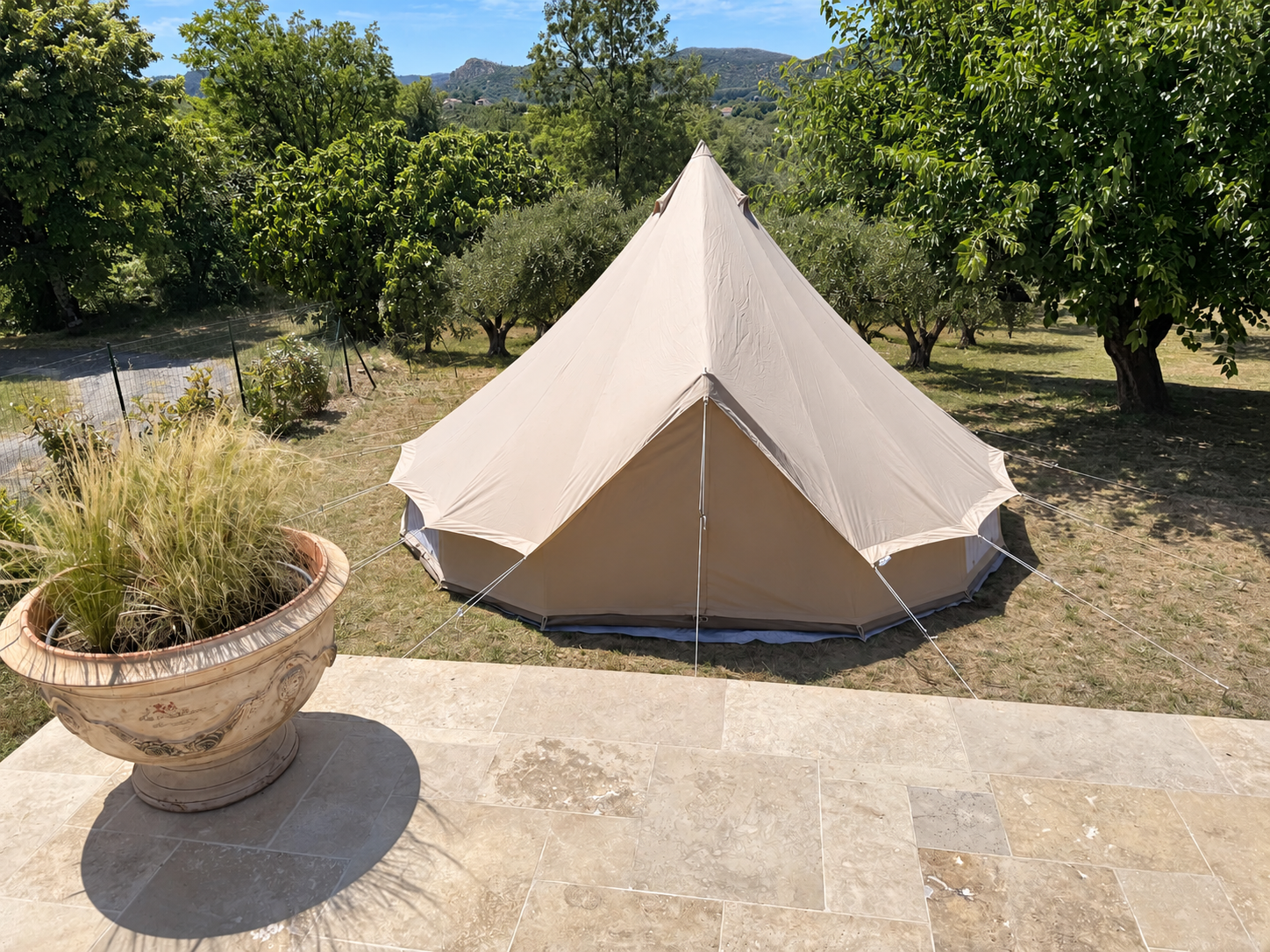 Tente Ripstop Bell 600 en polycoton Ripstop 400 g/m² installée en pleine nature