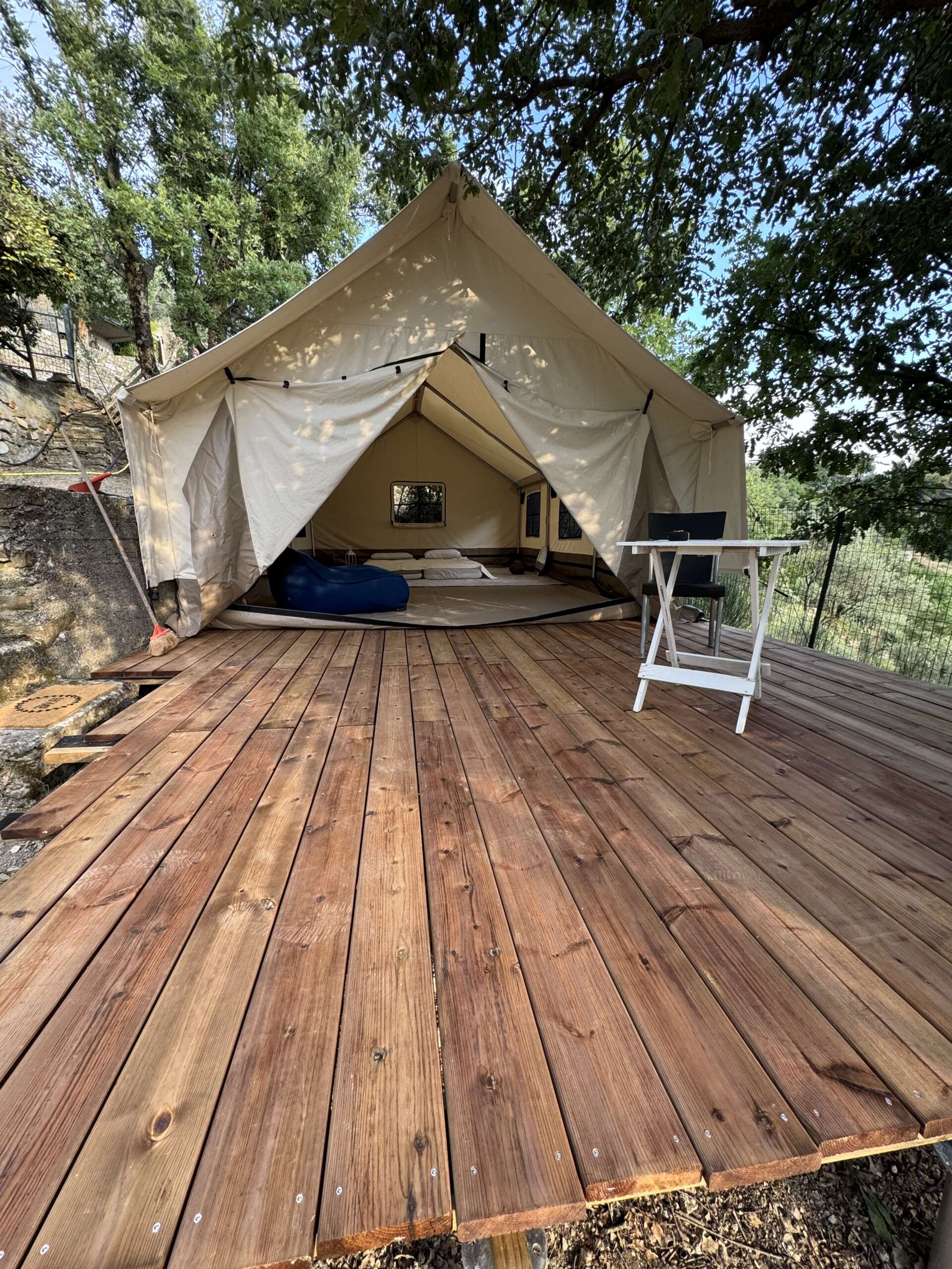 Tente Safari CanvasCamp installée sur une plateforme en bois